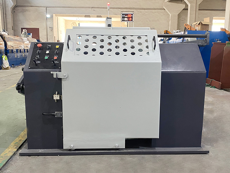 Bagaimana Mesin Pengambil Spool menangani variasi ketebalan atau kepadatan material, dan apakah mesin tersebut memiliki fleksibilitas untuk menyesuaikan tegangan belitan?