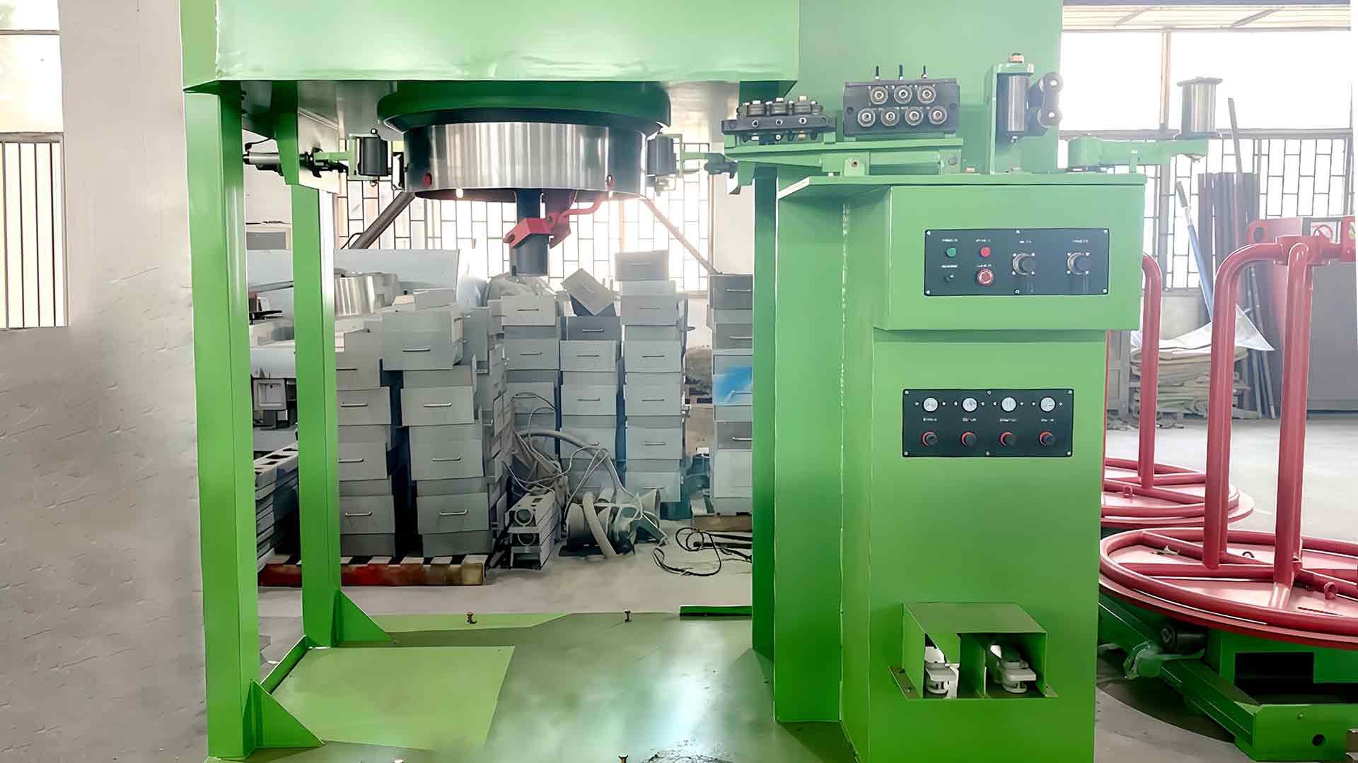 Bagaimana cara Mesin Menggambar Kawat Tangki Air mengatasi cacat permukaan kawat seperti goresan, oksidasi, atau retakan mikro selama proses menggambar?